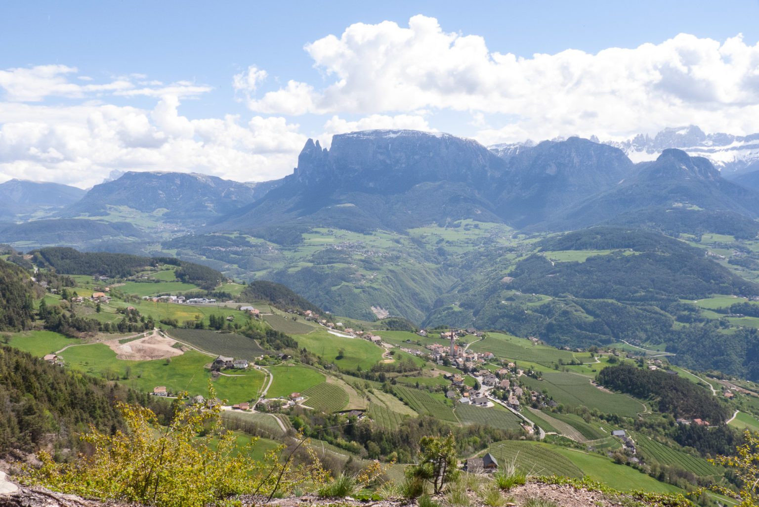 Am Ritten Wandern am Ritten: Ausblicke, Eidechsen und Kastanien – longroad.de