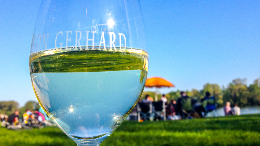 Am Hattenheimer Weinprobierstand